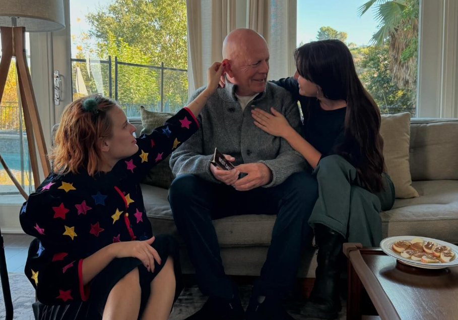 Bruce Willis Menghabiskan Thanksgiving Bersama Keluarga, Terlihat Tegar di Tengah Perjuangan dengan Demensia
